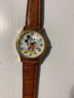 Vintage Lorus Disney Mickey Mouse Watch MOP Dial Roman Numerals V515-6A30